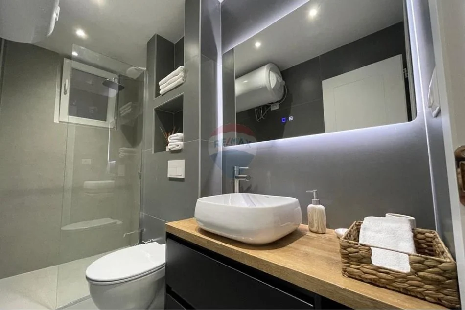 Tirane, jepet me qera apartament 1+1 , 55 m² 750 € (Qender, Rruga Bardhok Biba)