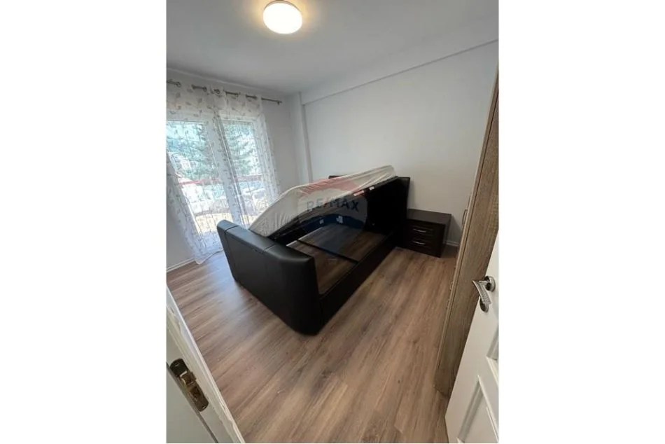 Tirane, jepet me qera apartament 2+1+Ballkon , 105 m² 800 € (Liqeni i Thate)