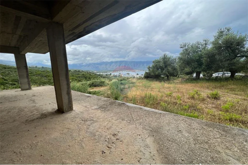 Vlore - Lungomare, shitet shtepi 2+1 Kati 1, 1.000 m² 250.000 € (Radhime, Vlore)