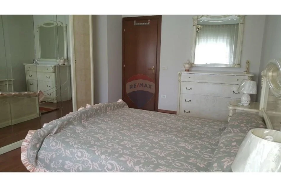 Tirane, jepet me qera apartament 1+1 , 90 m² 600 € (PAZARI RI)