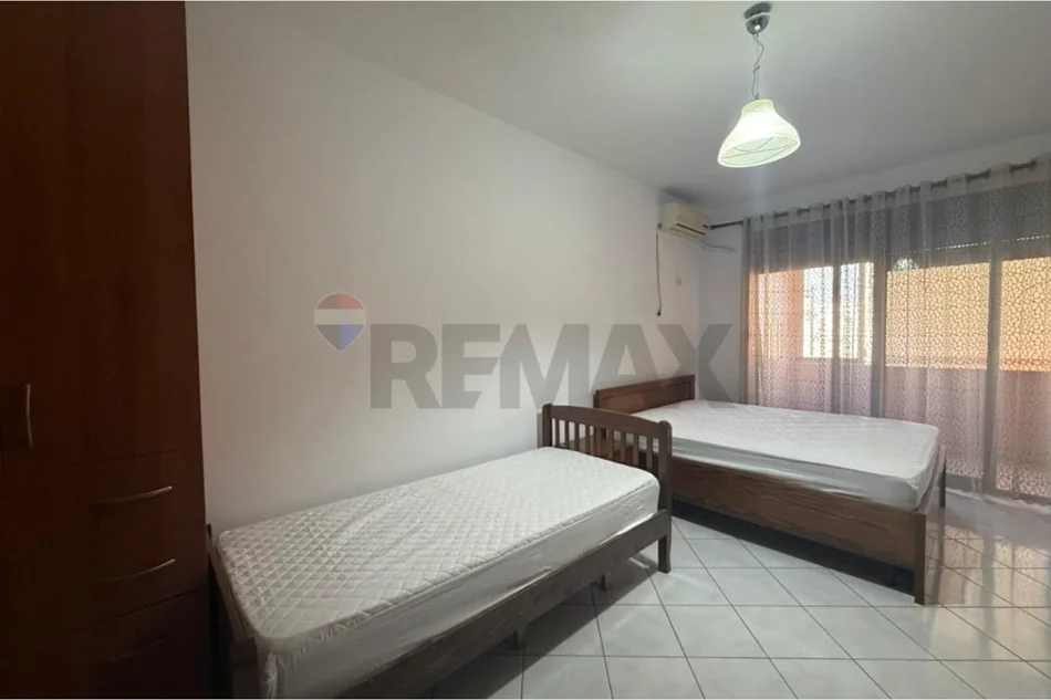 Tirane, jepet me qera apartament 1+1 , 450 € 