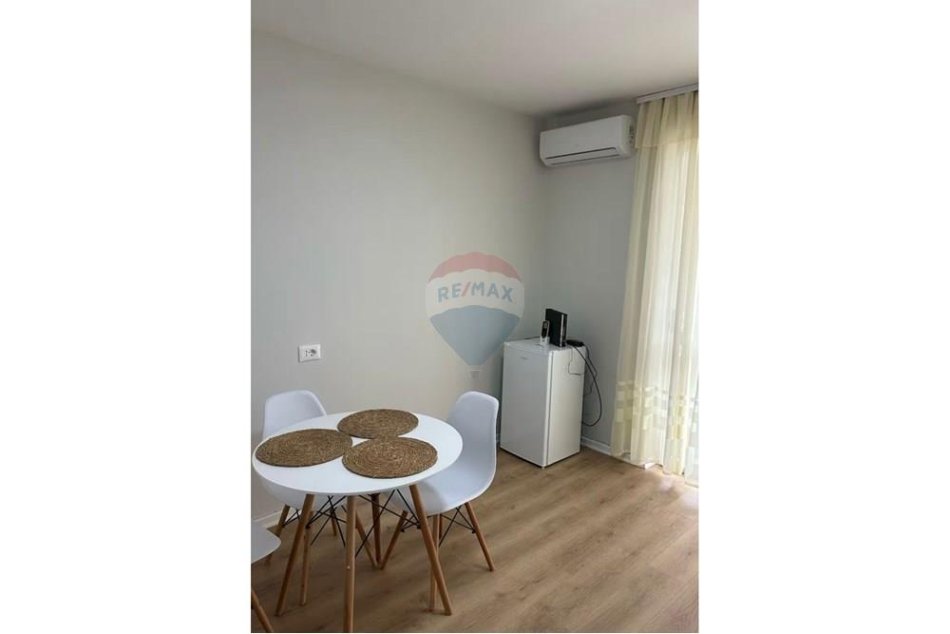 Tirane, jepet me qera apartament 1+1 , 70 m² 810 € (Sheshi Skënderbej)