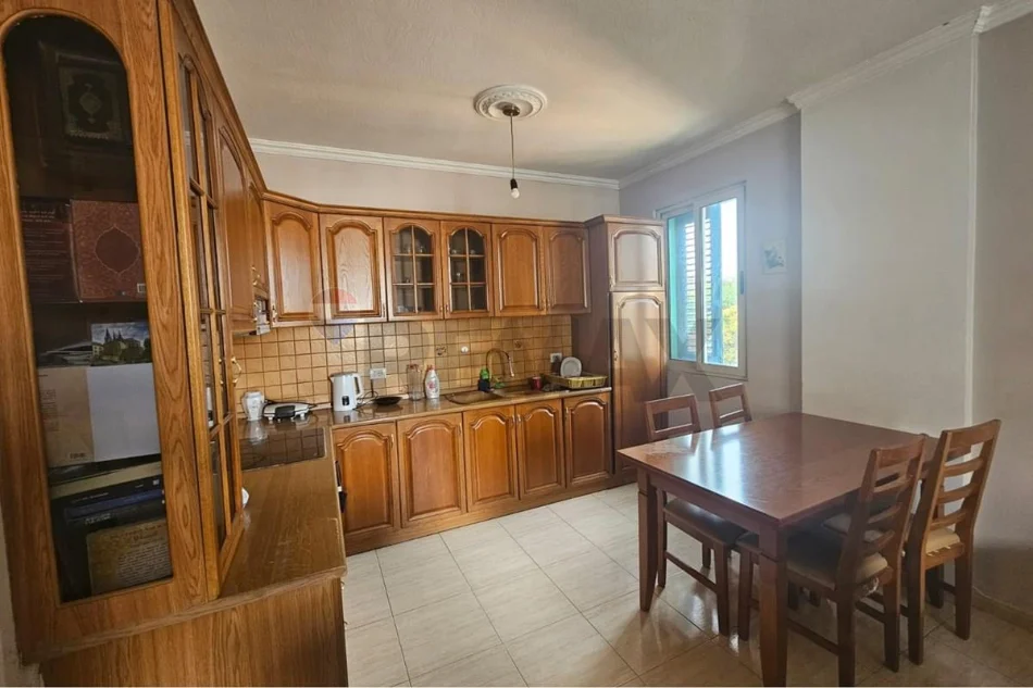 Tirane, jepet me qera apartament 1+1 , 100 m² 550 € (Rruga e Elbasanit,)