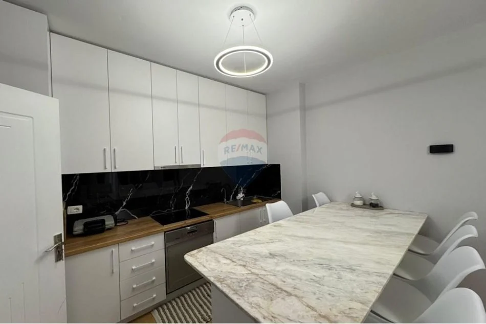 Tirane, shitet apartament 2+1+Ballkon , 110 m² 195.000 € (Astir)