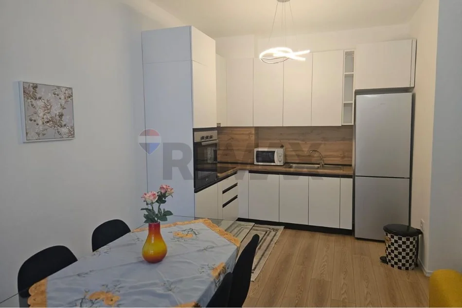 Tirane, jepet me qera apartament 1+1 , 80 m² 