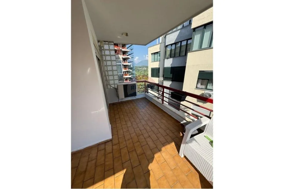 Tirane, jepet me qera apartament 2+1+Ballkon , 105 m² 800 € (Liqeni i Thate)