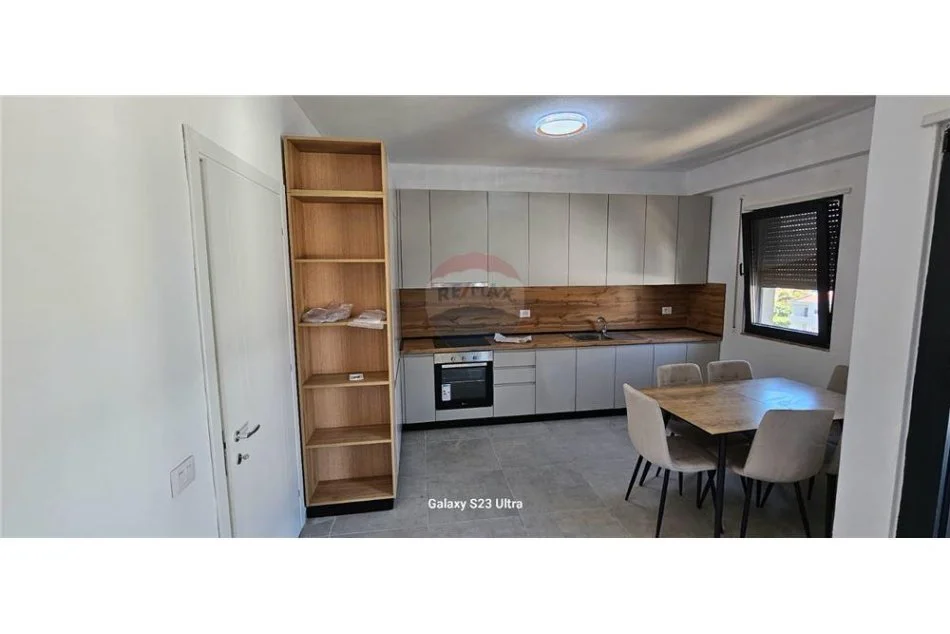 Tirane, jepet me qera apartament 2+1 , 104 m² 650 € (ish fusha e aviacionit)