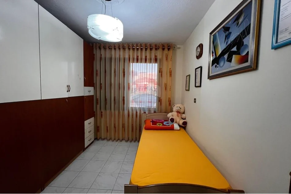 Medrese, Apartament 2+1 per qira - 40000 Lek