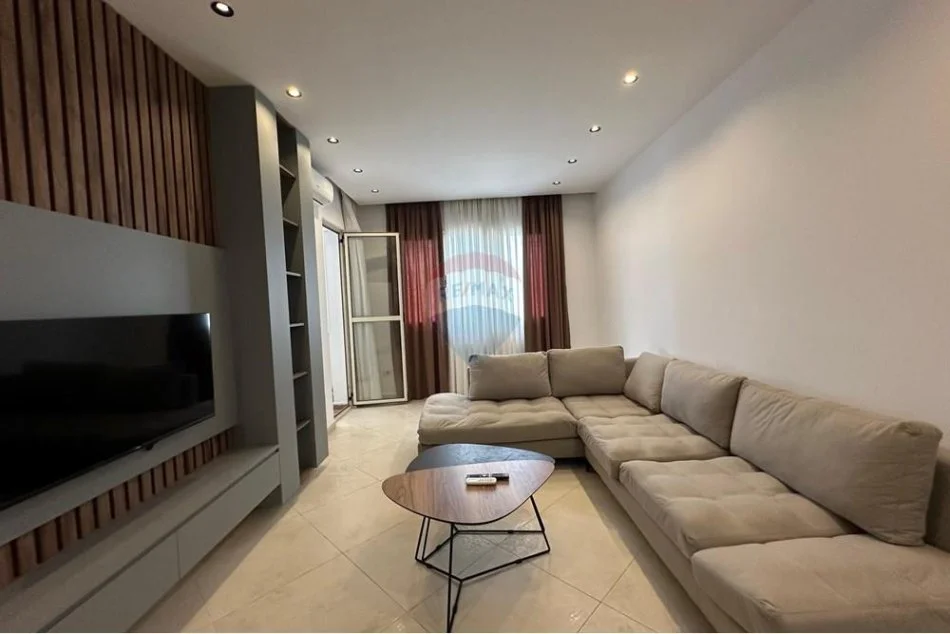 Tirane, jepet me qera 2+1+Ballkon , 550 €