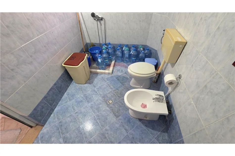 Vlore, shitet shtepi 2+1+Ballkon , 415 m² 175.000 € (Rruga e Re, Vlore)