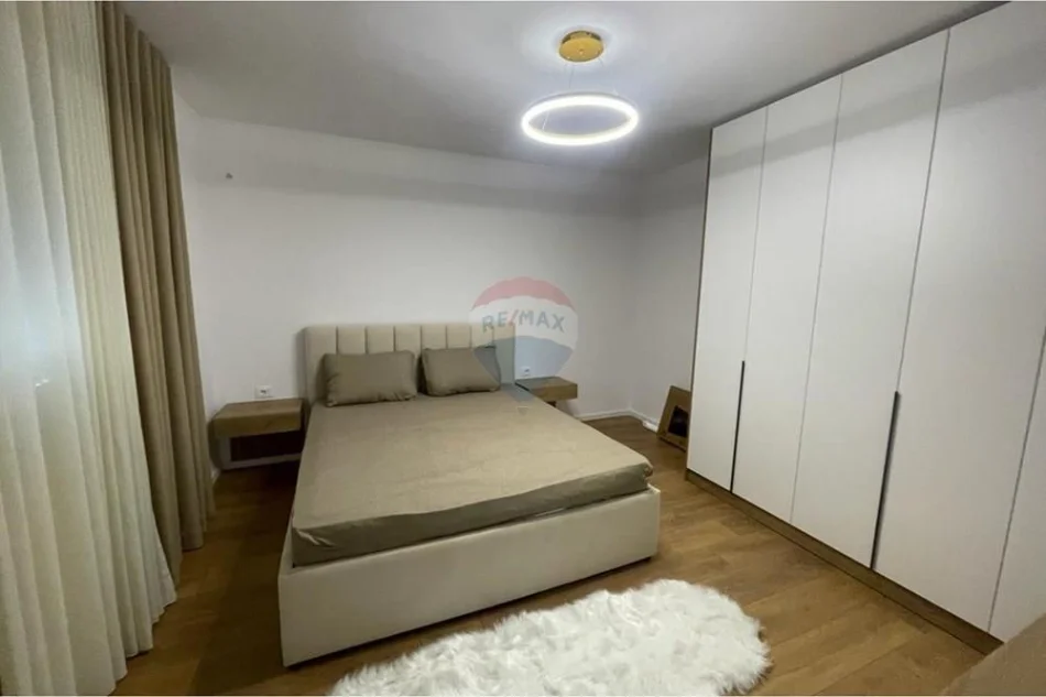 Tirane, jepet me qera apartament 2+1+Ballkon Kati 4, 78 m² 700 € (Ali demi)