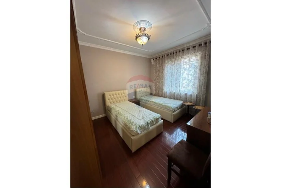 Tirane, jepet me qera apartament 2+1+Ballkon Kati 3, 95 m² 950 € (Blloku)