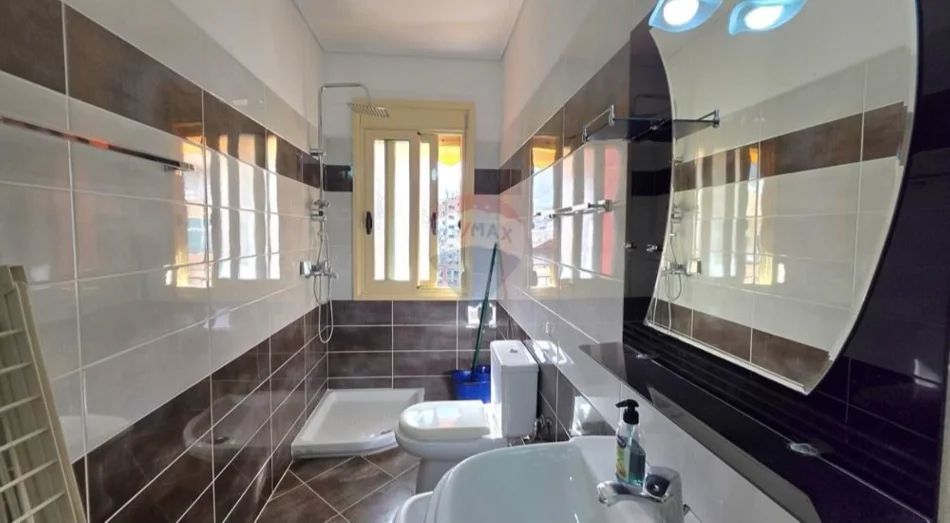 Vlore - Lungomare, jepet me qera apartament 1+1+Ballkon Kati 5, 68 m² 400 € (Rruga Reshat Osmani, Vlore)