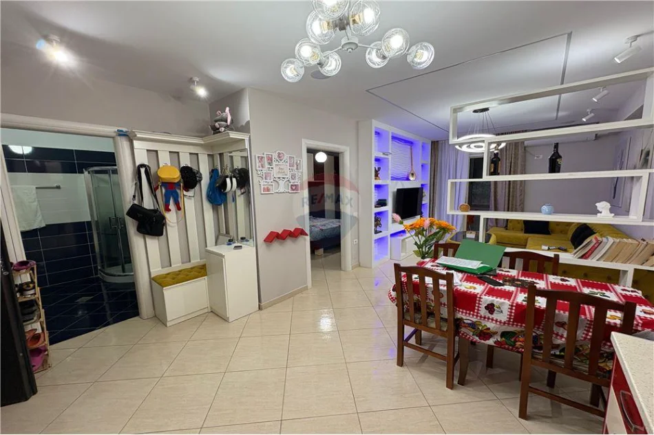Vlore - Lungomare, shitet apartament 1+1 Kati 4, 74 m² 195.000 € (Rruga Reshat Osmani, Vlore)