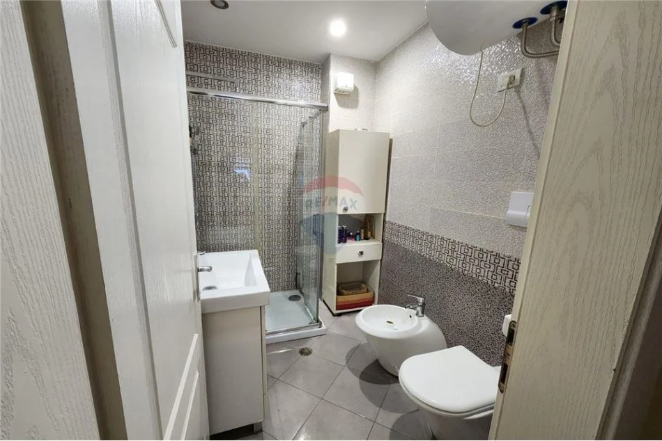 Tirane, jepet me qera apartament 1+1 Kati 5, 75 m² 550 € (liqeni thate)