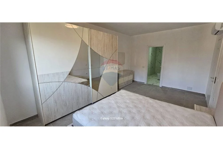 Tirane, jepet me qera apartament 2+1+Ballkon Kati 4, 105 m² 650 € 