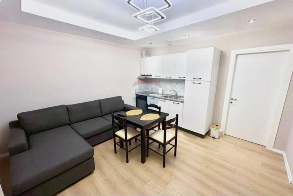 Tirane, jepet me qera 2+1 , 75 m² 900 € 