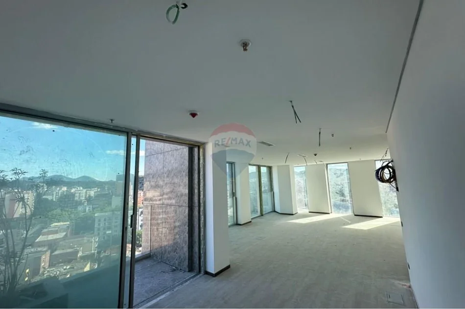 Tirane, jepet me qera ambjent biznesi Kati 13, 206 m² 3.040 € 