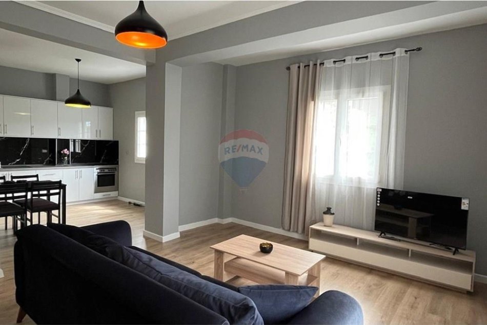 Tirane, jepet me qera apartament 2+1 Kati 2, 520 € (Kombinat)