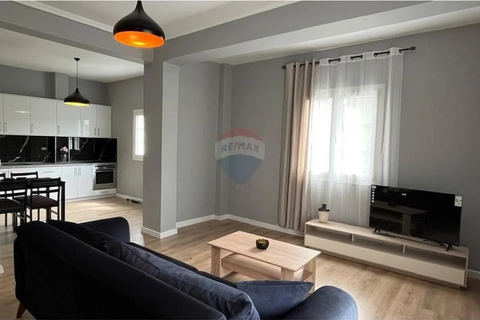 Tirane, jepet me qera apartament 2+1 , 80 m² 520 € (Kombinat, Kombinat, Tiranë)