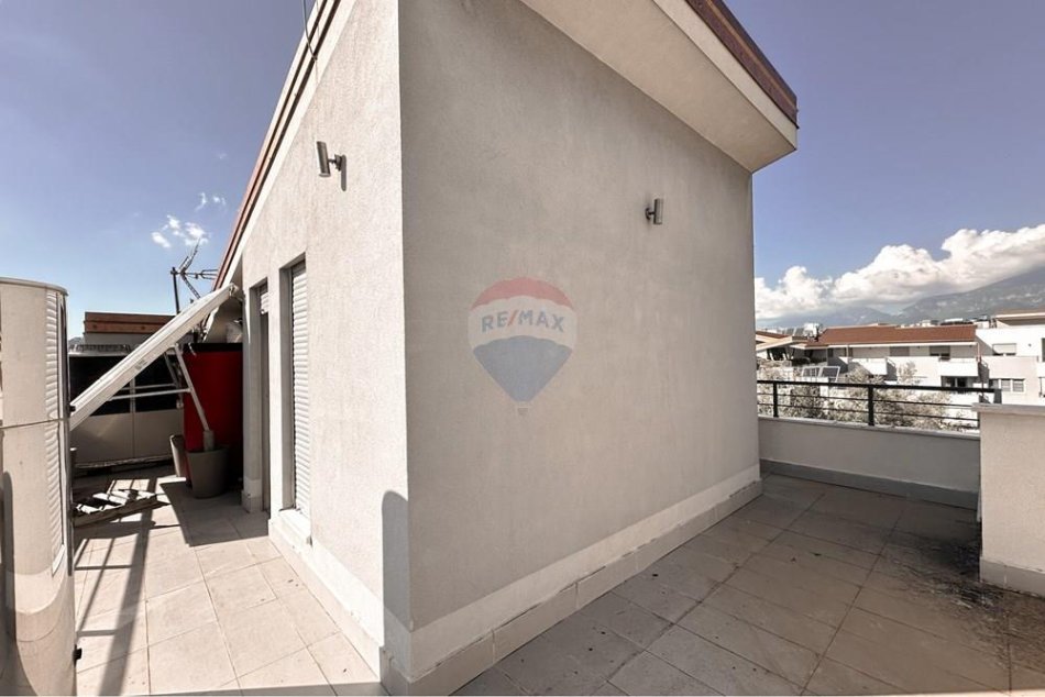 Tirane, jepet me qera Vile 3+1 , 390 m² 2.201 € 