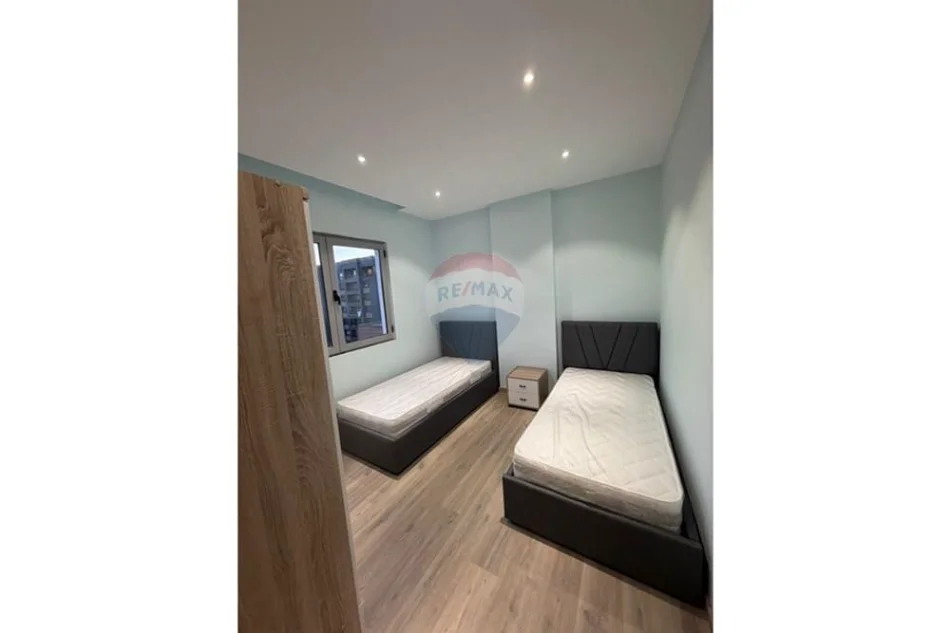 Tirane, jepet me qera apartament 3+1+Ballkon Kati 6, 155 m² 1.200 € (minisitri i jashtme)