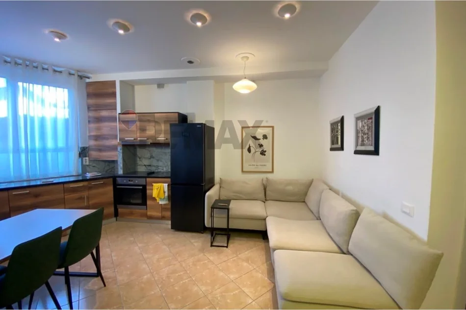Tirane, jepet me qera apartament 1+1 Kati 2, (Xhamllik)