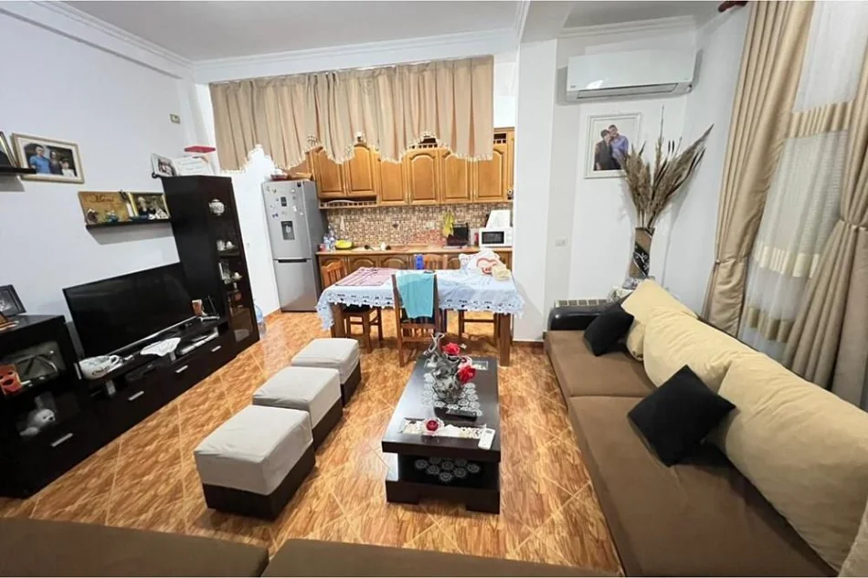 Tirane, shitet Vile , 500 m² 400.000 € 