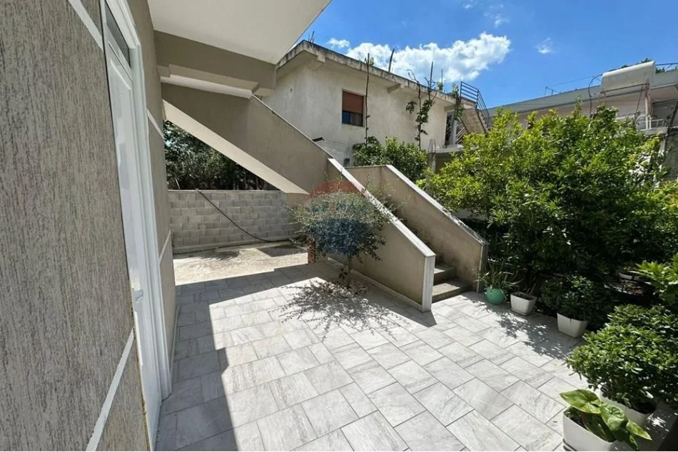 Vlore, shitet shtepi 4+1+Ballkon Kati 2, 150 m² 210.000 € (Rr. Haxhi Xhyheri, Vlorë)