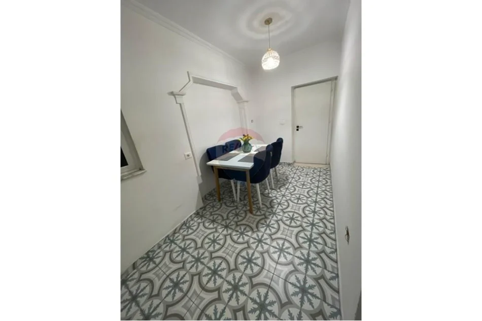 Tirane, jap me qera apartament 1+1+Ballkon Kati 5, 81 m² 600 € (Stacionit të Trenit, tek BKT)
