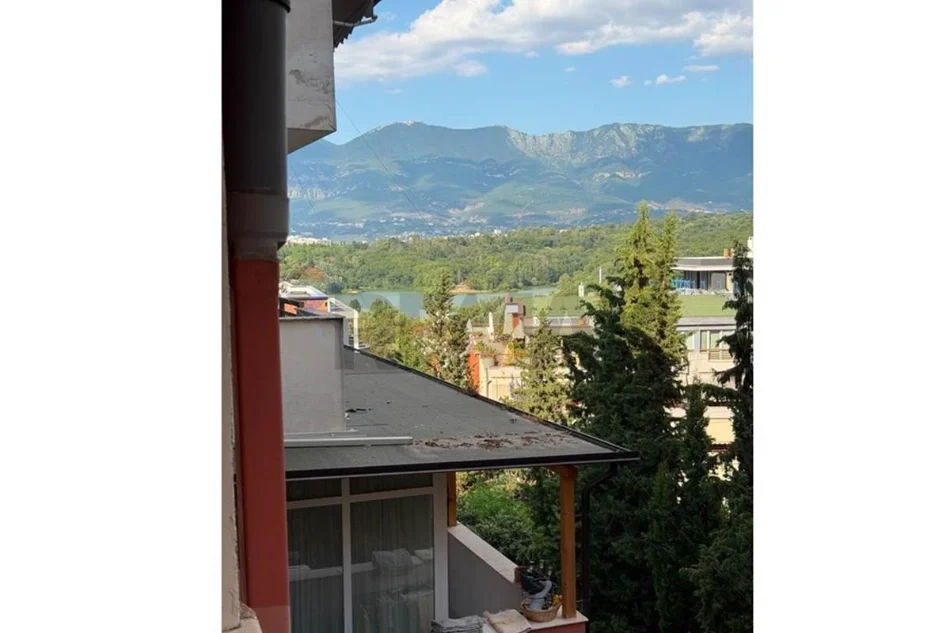 Tirane, jepet me qera apartament 1+1 Kati 2, 65 m² (Liqeni i Thate)