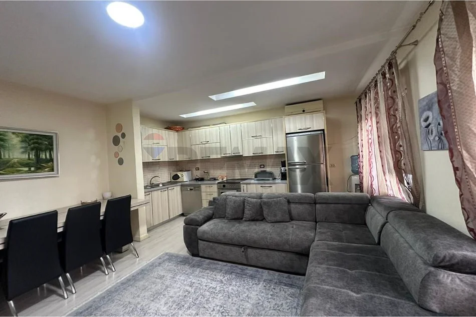 Tirane, jepet me qera apartament 2+1+Ballkon , (irfan tonini)
