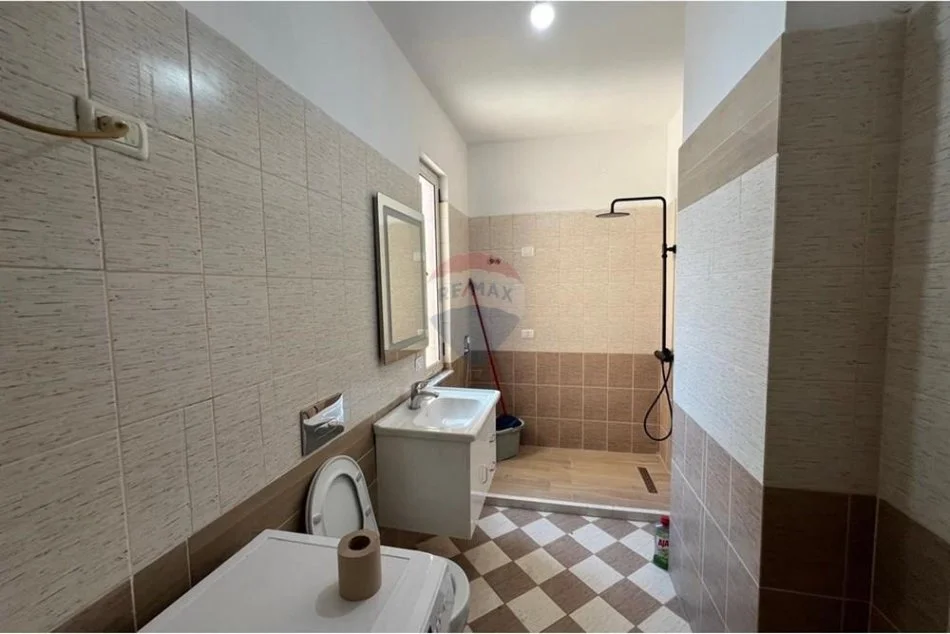 Tirane, jepet me qera apartament 1+1 , 66 m² 450 € (KMY, Yzberisht)