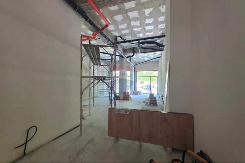 Vlore - Lungomare, jepet me qera ambjent biznesi Kati 0, 92 m² 80.000 € (Lungomare, Vlorë)
