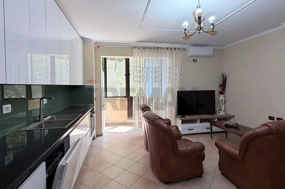 Tirane, jepet me qera apartament 2+1 Kati 2, 100 m² 600 € (ish fusha e aviacionit)