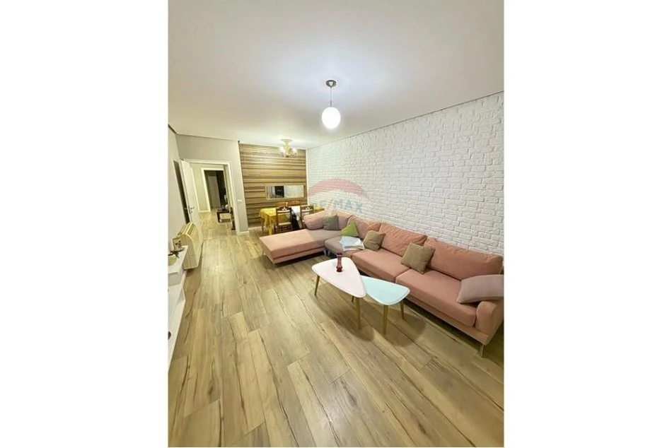 Tirane, jepet me qera apartament 2+1+Ballkon , 120 m² 550 € 