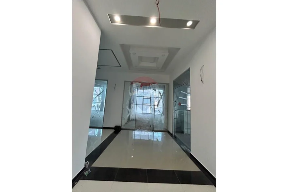 Vlore - Lungomare, jepet me qera zyre Kati 2, 40 m² 300 € (Rruga Cameria, Lungomare, Vlore)