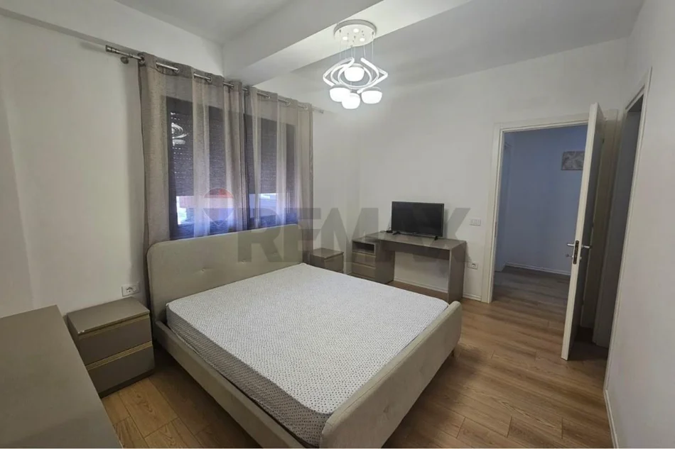 Tirane, jepet me qera apartament 1+1 , 80 m² 