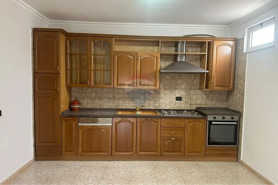 Tirane, jepet me qera apartament 3+1 Kati 5, 136 m² 700 € 