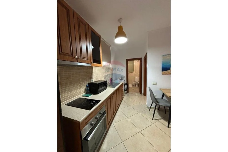 Vlore - Lungomare, jepet me qera apartament 1+1 Kati 1, 40 m² 230 € (Pranë Diamond Hill, Vlorë)