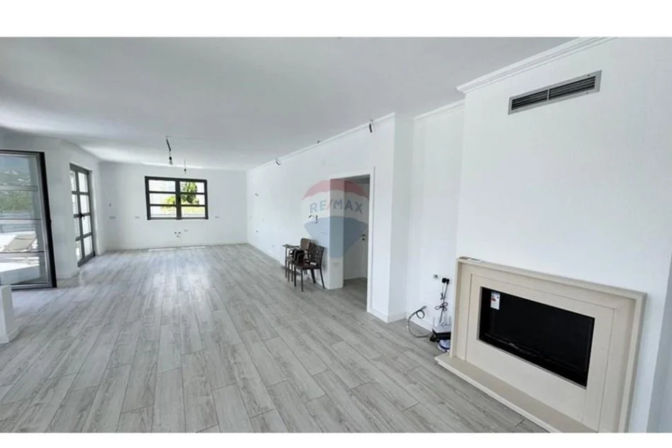 Tirane, shitet Vile 5+1+Ballkon , 800.000 € 