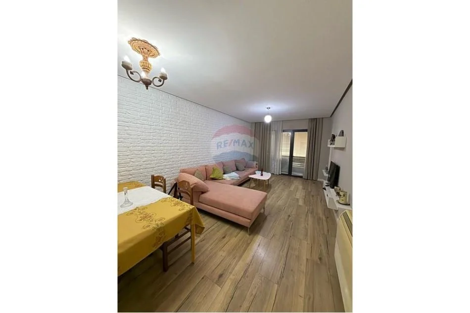 Tirane, jepet me qera apartament 2+1+Ballkon , 120 m² 550 € 