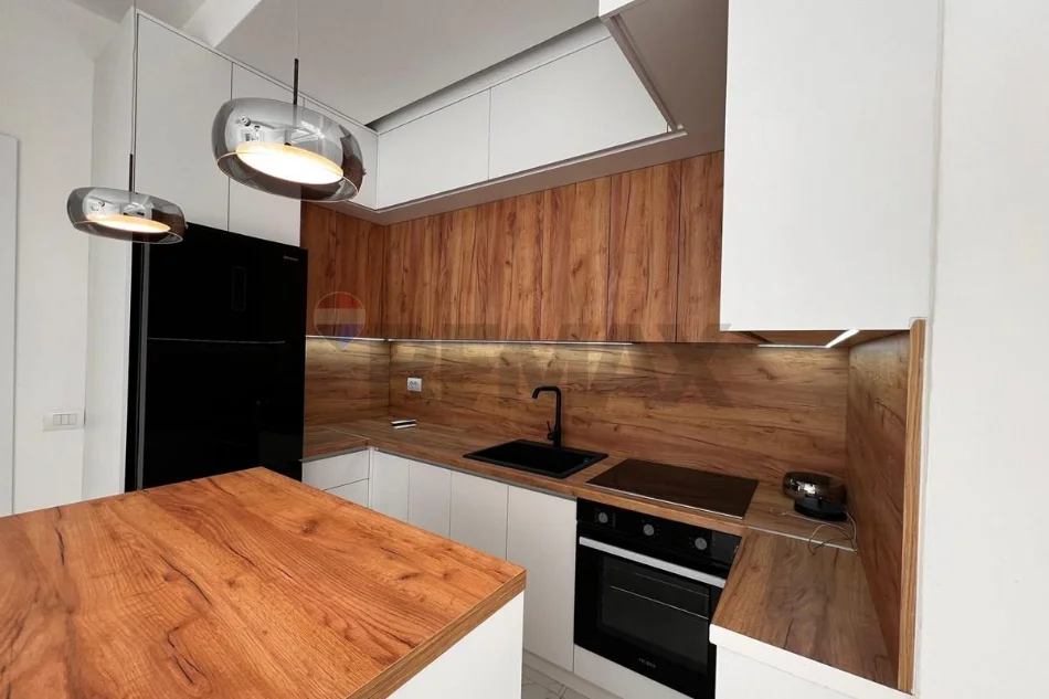 Tirane, jepet me qera apartament 2+1+Ballkon , 107 m² 700 € (Shkolla e Bashkuar, Tiranë)