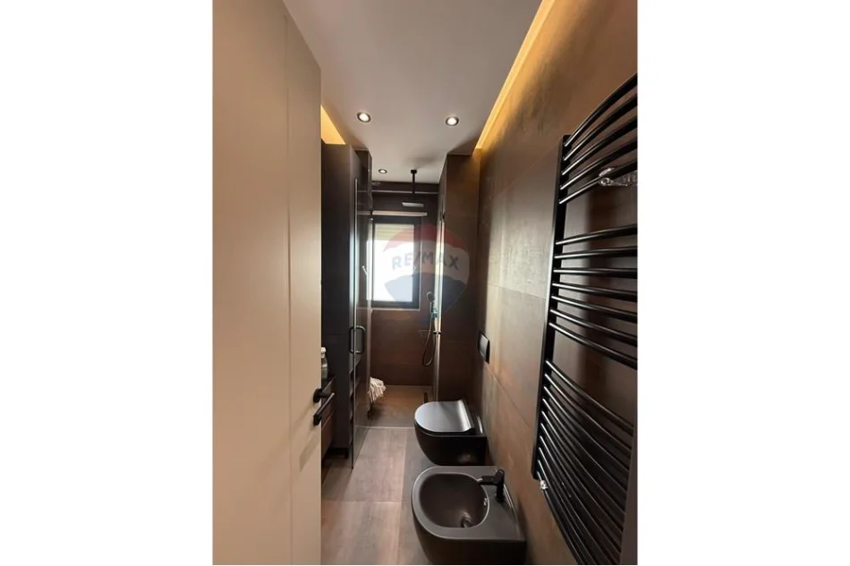 Tirane, jepet me qera apartament 2+1+Ballkon Kati 8, 125 m² 1.300 € (RRUGA E DURRESIT)