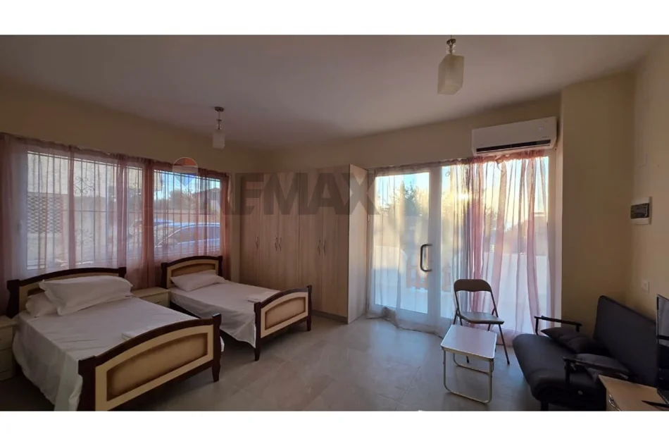Vlore - Lungomare, jepet me qera garsonier Studio Kati 0, 40 m² 320 € (Rruga Petro Marko, Vlore)
