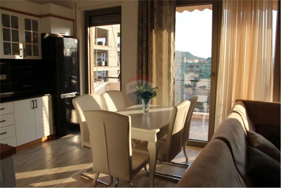 Tirane, jepet me qera apartament 2+1+Ballkon , 129 m² 1.000 € 