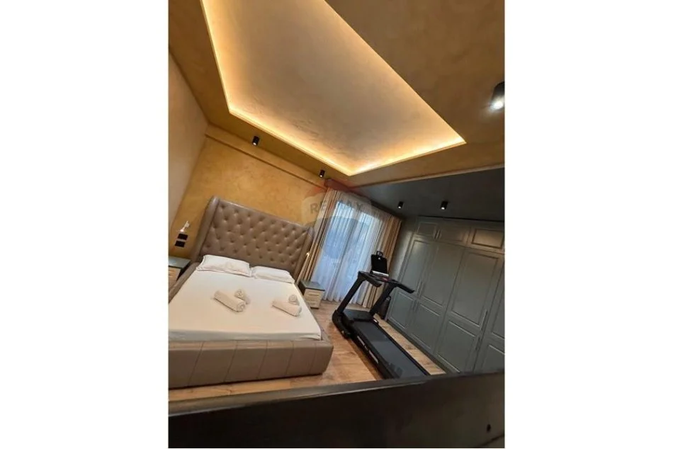 Vlore, shitet apartament duplex Dublex Kati 6, 265 m² 350.000 € (Rruga Enver Jaho, pranë Fjortesit)