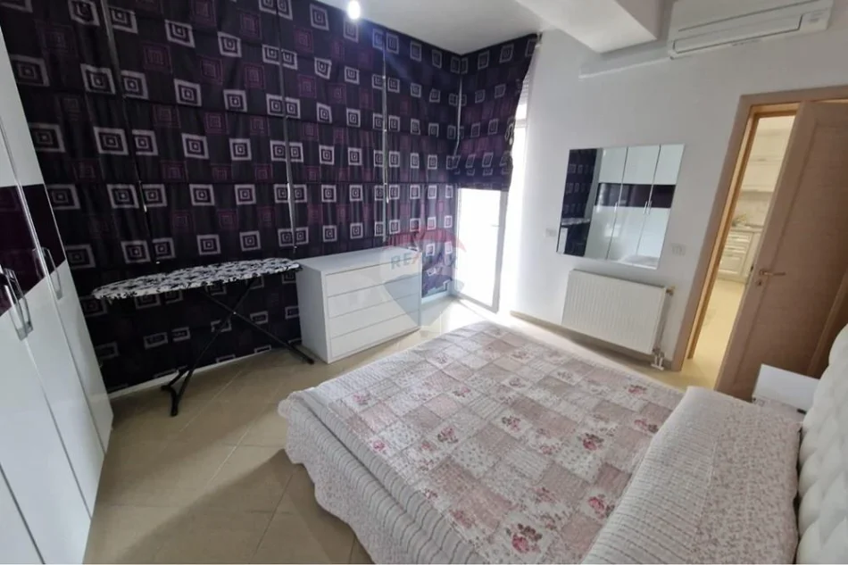 Tirane, jepet me qera apartament 1+1+Ballkon , 65 m² 700 € (Komuna e Parisit)