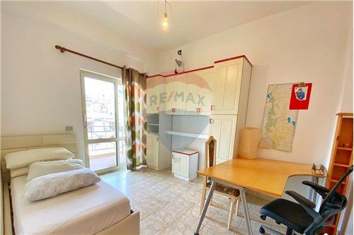 Tirane, jepet me qera apartament 3+1 , 140 m² 600 € (Blloku i Ambasadave - Rruga e Kavajës, Shqipëri)