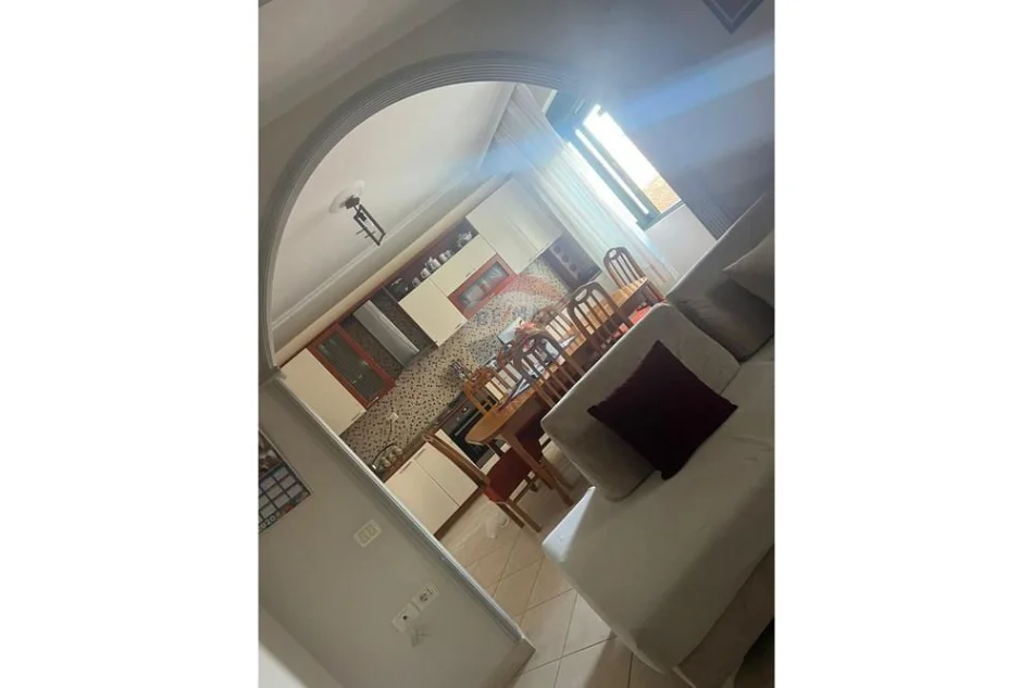 Vlore, jepet me qera apartament 2+1 Kati 3, 120 m² 500 € (Lungomare, Vlorë)